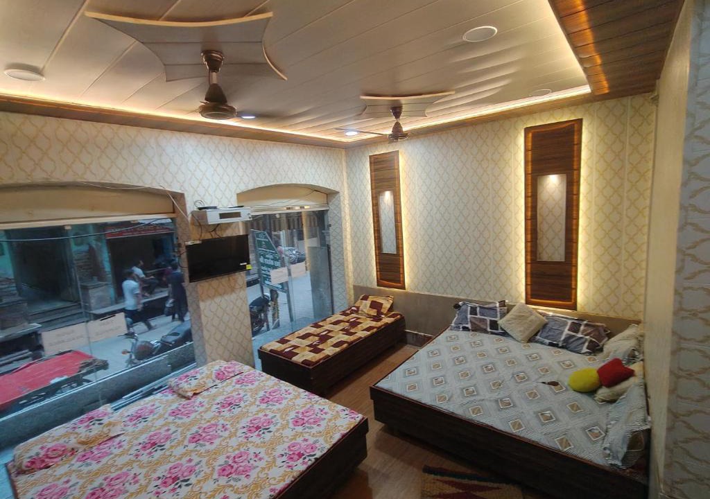 Vrindavan Hostel | श्री गिरिराज भवन बंगाली आश्रम