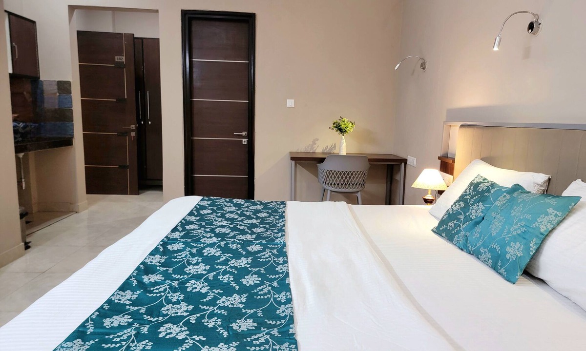 Sector 40 Hotel | 1047 Vamsor heights
