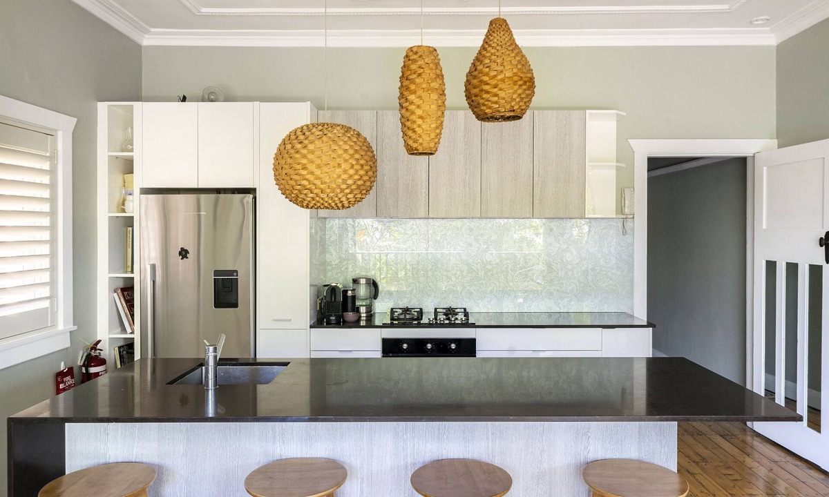 Bondi Beach Apartment | 2 Bedroom Modern & Bright Apt, Bondi Beach,2 mns From Beach