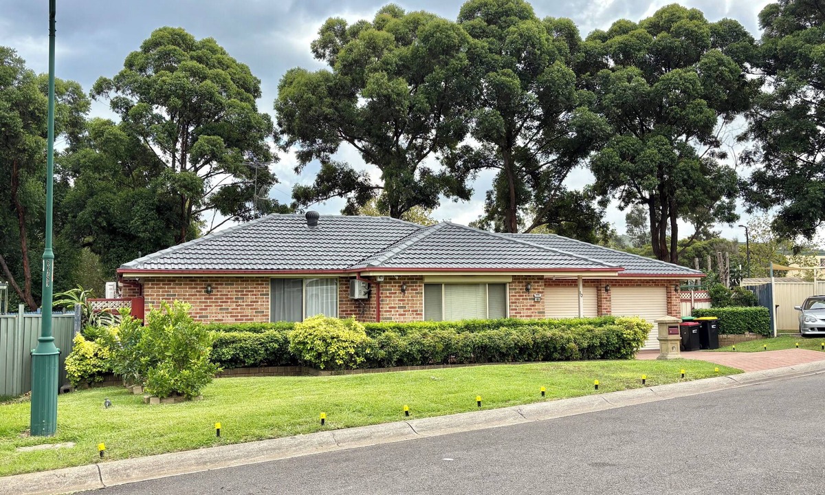 Cecil Hills Bed & Breakfast | 4 BEDROOM HOUSE IN CECIL HILLS NSW