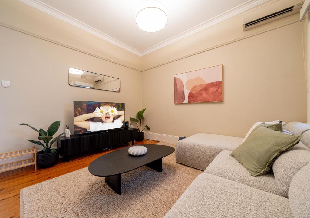 Glebe Apartment | 4BR Glebe Home Near Sydney Fish Market w Parking