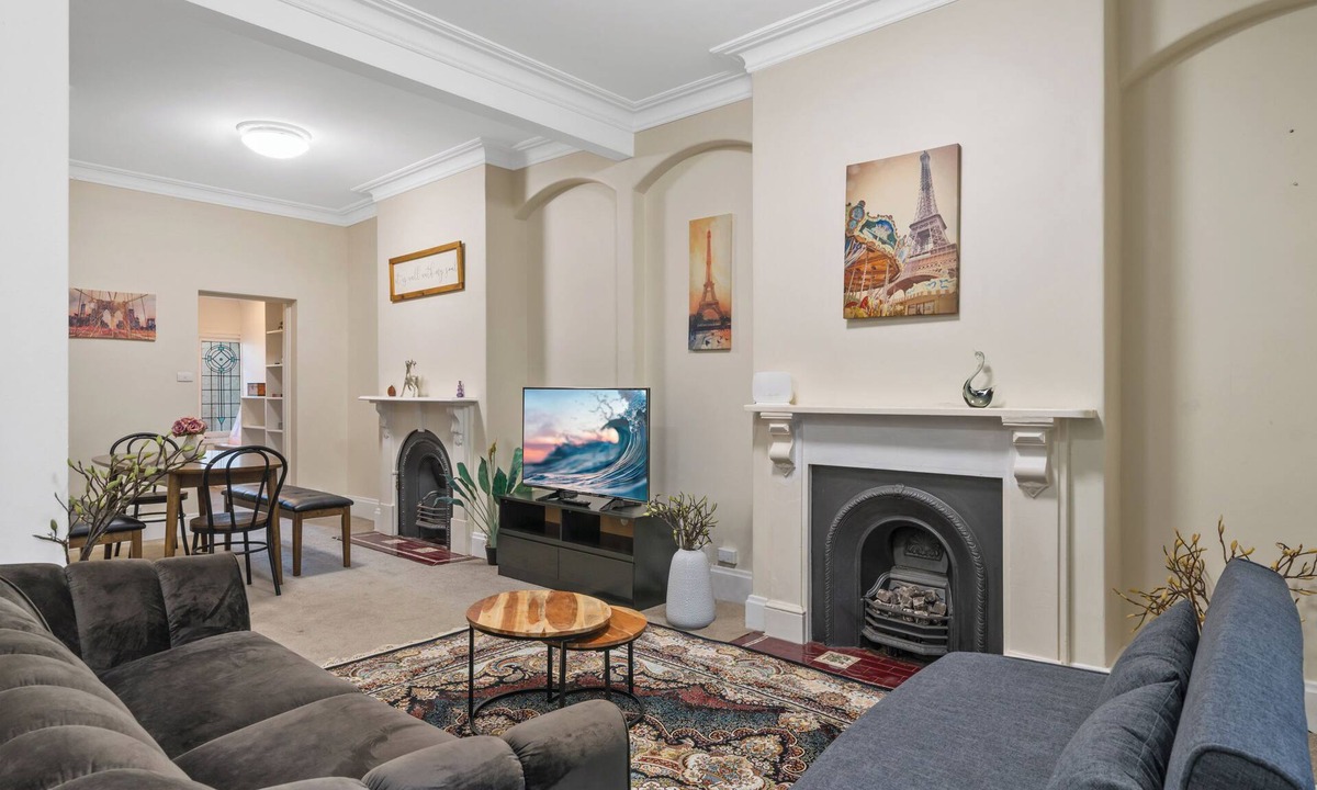 Darling Harbour House | 4BR House w Garage near ICC & Darling Harbour