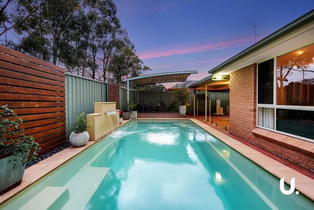 Glenmore Park Villa | 6 Bedroom Pool House Sleeps 15 Blue Mountains Penrith Group Accommodation