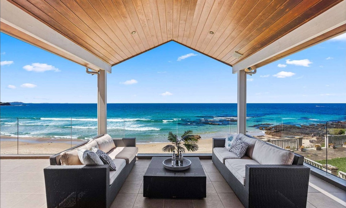 Shellharbour House | Absolute Beachfront 4 bedroom luxury property Just 1 & 1/2 hrs south of Sydney