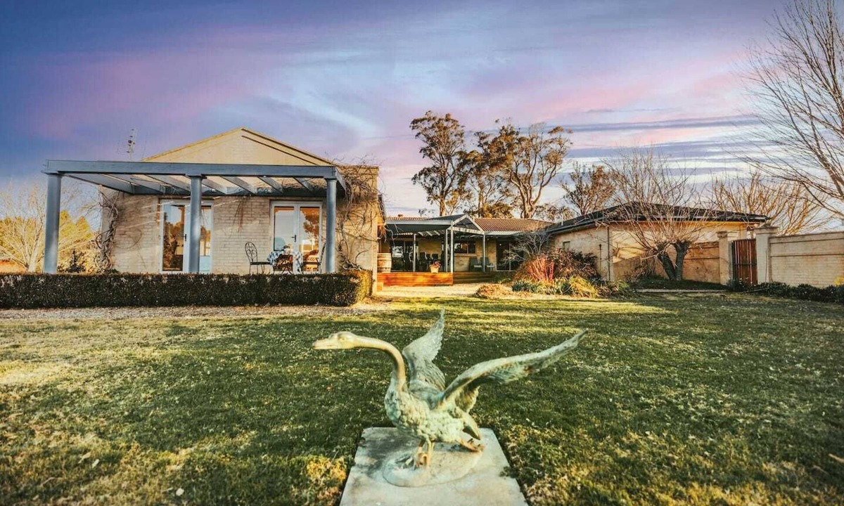 Glenquarry House | Alderwood Homestead, the stylish country escape! Sleeps 14 with 3 living areas, wet bar, fireplace, ducted heat/AC, BBQ deck, pet-friendly yard & private dam. Perfect for families & groups, 8 mins to cafes, wineries & shops in Southern Highlands.