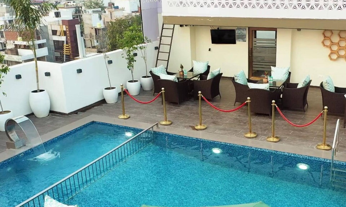 Gomti Nagar Hotel | All Seasons