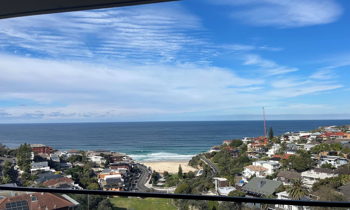 Tamarama Apartment | Amazing Beach Views from 5th Floor Apartment