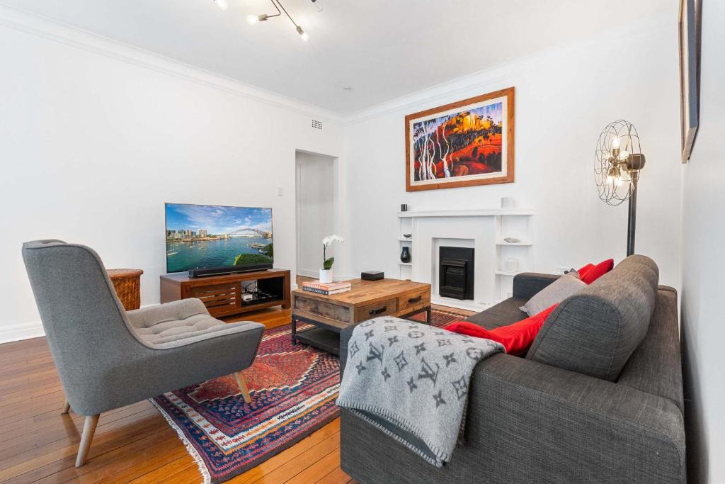 Bellevue Hill Apartment | Art-Deco Gem in Midlothian Opposite Beach