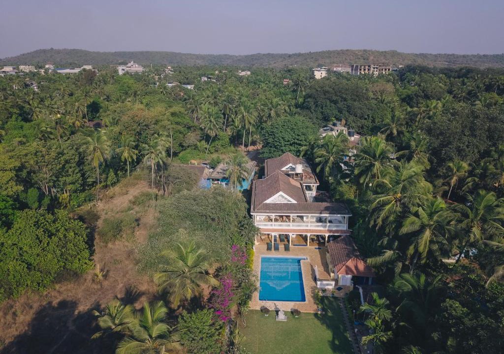 Calangute Villa | Beachfront mansion with pool