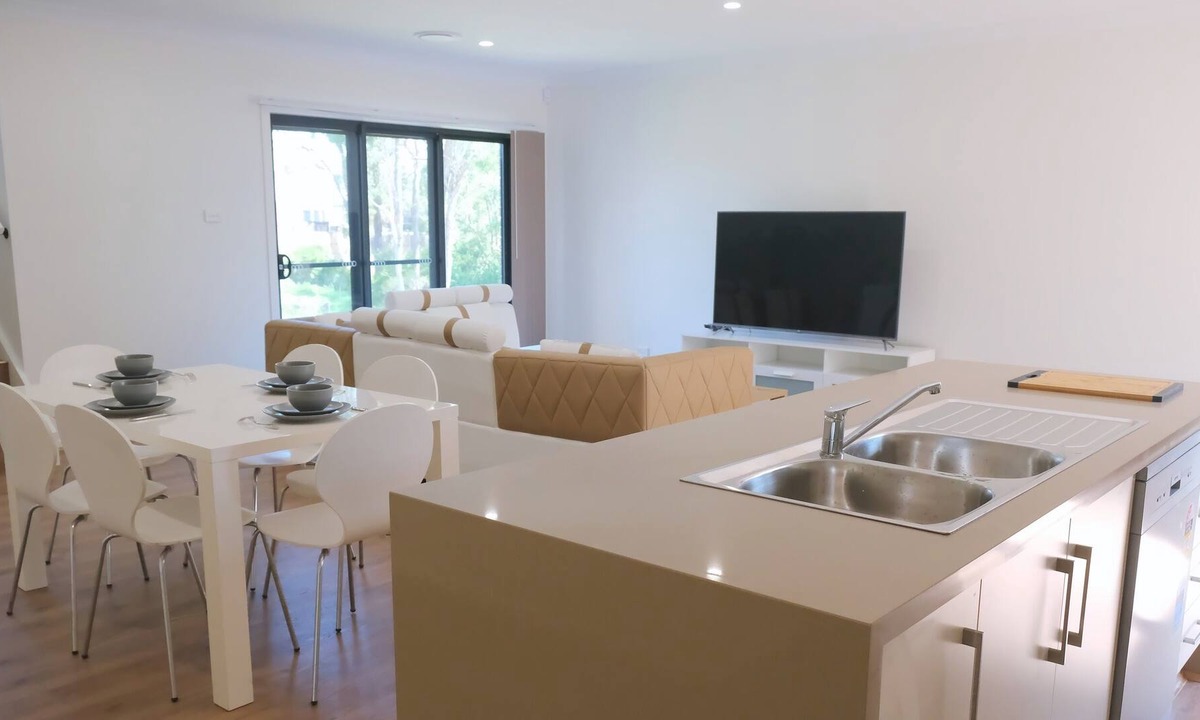 Beaumont Hills House | Brand New Modern 4 BrHouse closed to lake