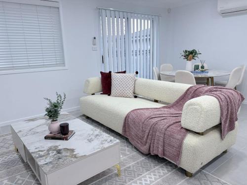 Kellyville Apartment | Bright and Stylish 4BR Guesthouse walk to Shops