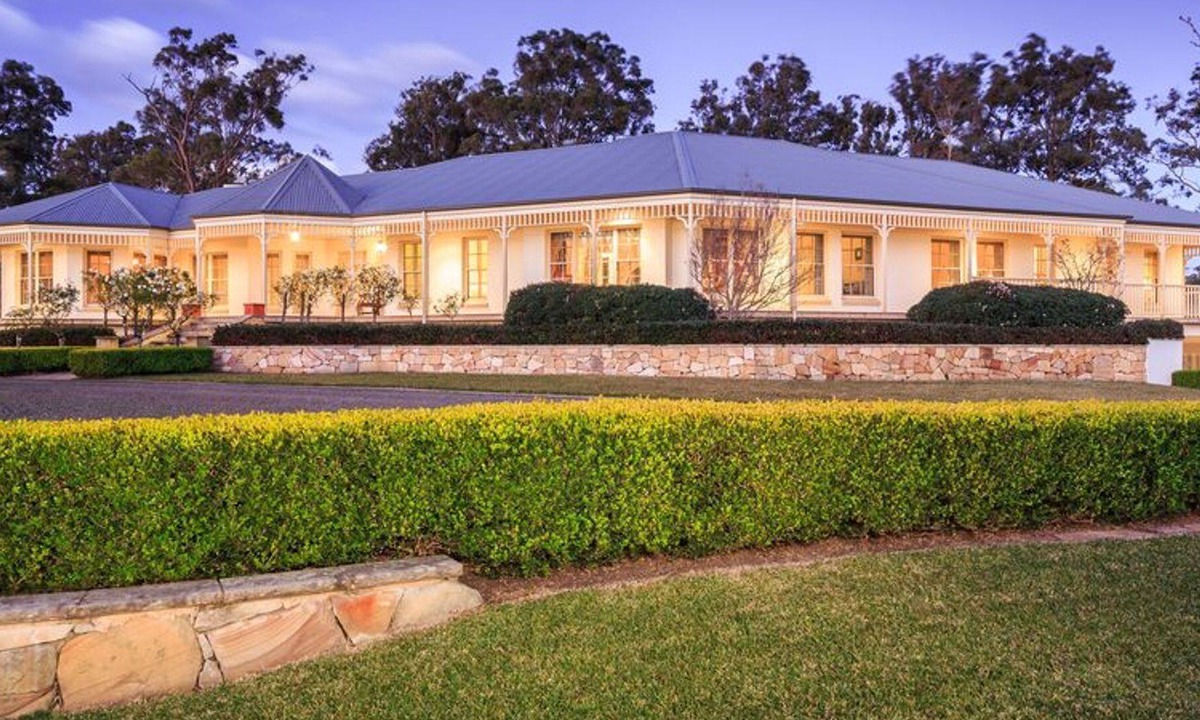 Lovedale House | Brycefield Vineyard Homestead - stately manor set on Vineyard and walk to Cellar Doors