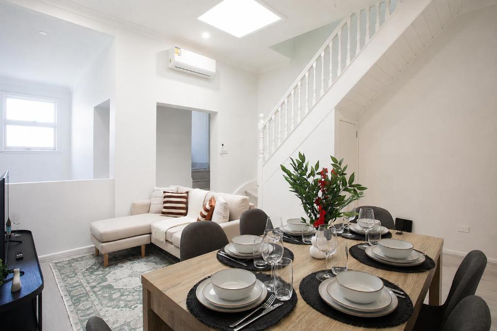 Glebe House | Central 3BR Terrace House - Free Street Parking - Walk Fish Market & Cafés