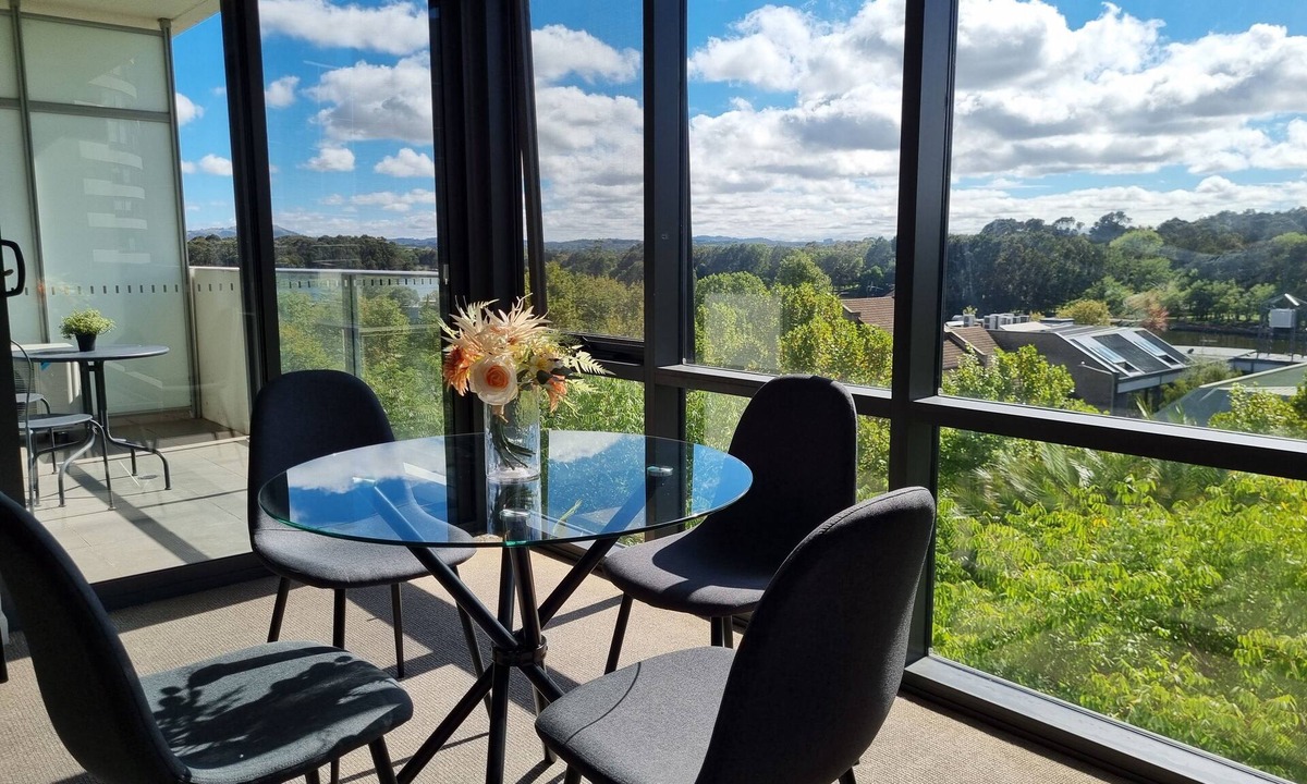 Belconnen Apartment | Charming 1-bedroom apartment in marvelous Belconnen with views of lake