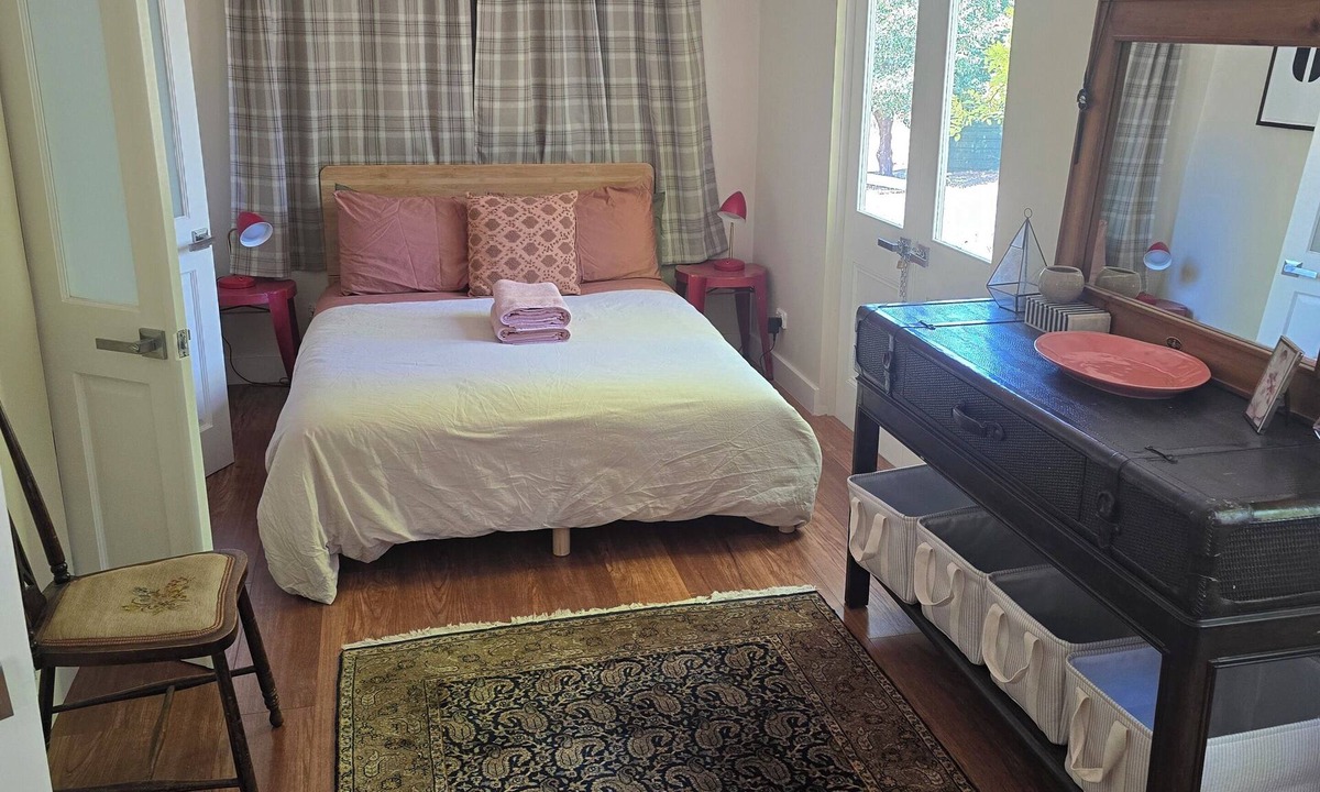 Braidwood House | Charming 3 bedroom cabin on 5 acres on the edge of Historic Braidwood