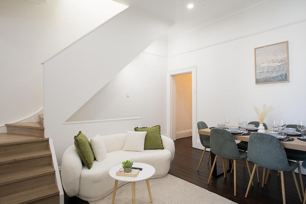 Glebe House | Charming 3BR House - Walk to Fish Market & Shops - Free Street Parking