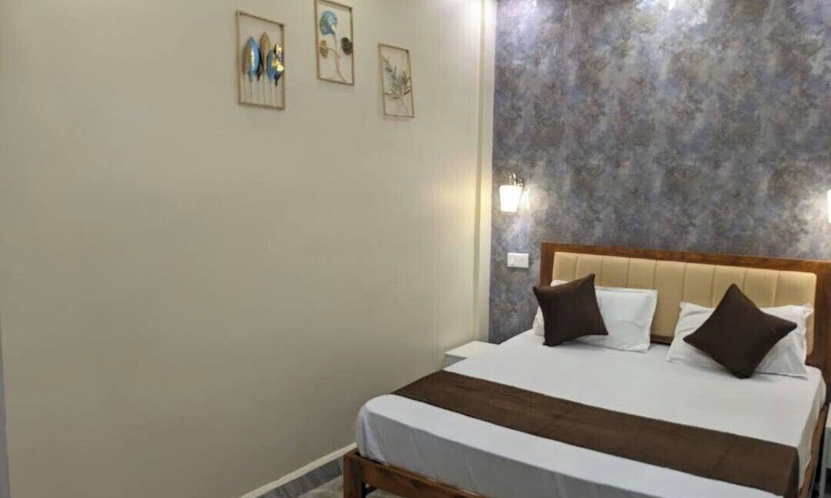 Allahabad Hotel | Charming 7-bedroom hotel with AC in peaceful Prayagraj