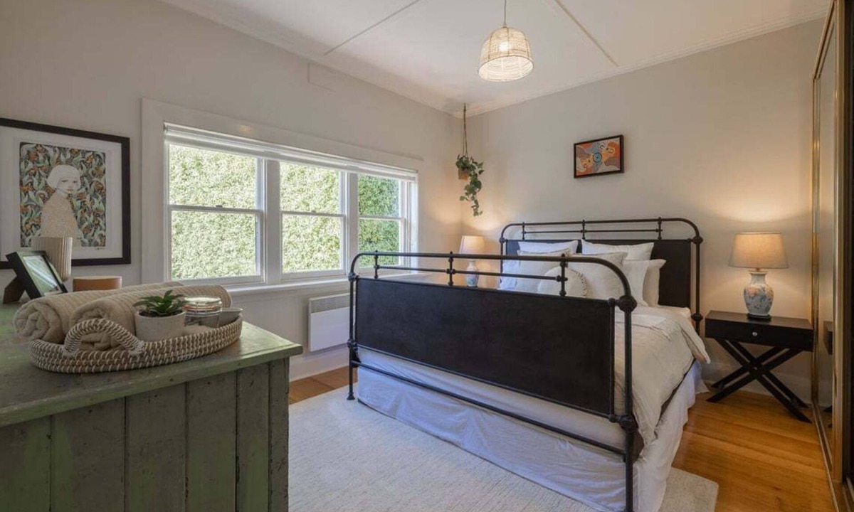 Devonport House | Charming Fig Tree Cottage with WiFi & Parking