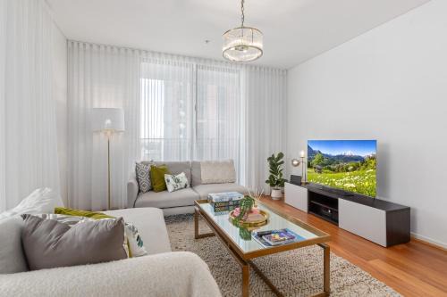 Redfern House | Chic 2BR Inner-City Stay with Balcony