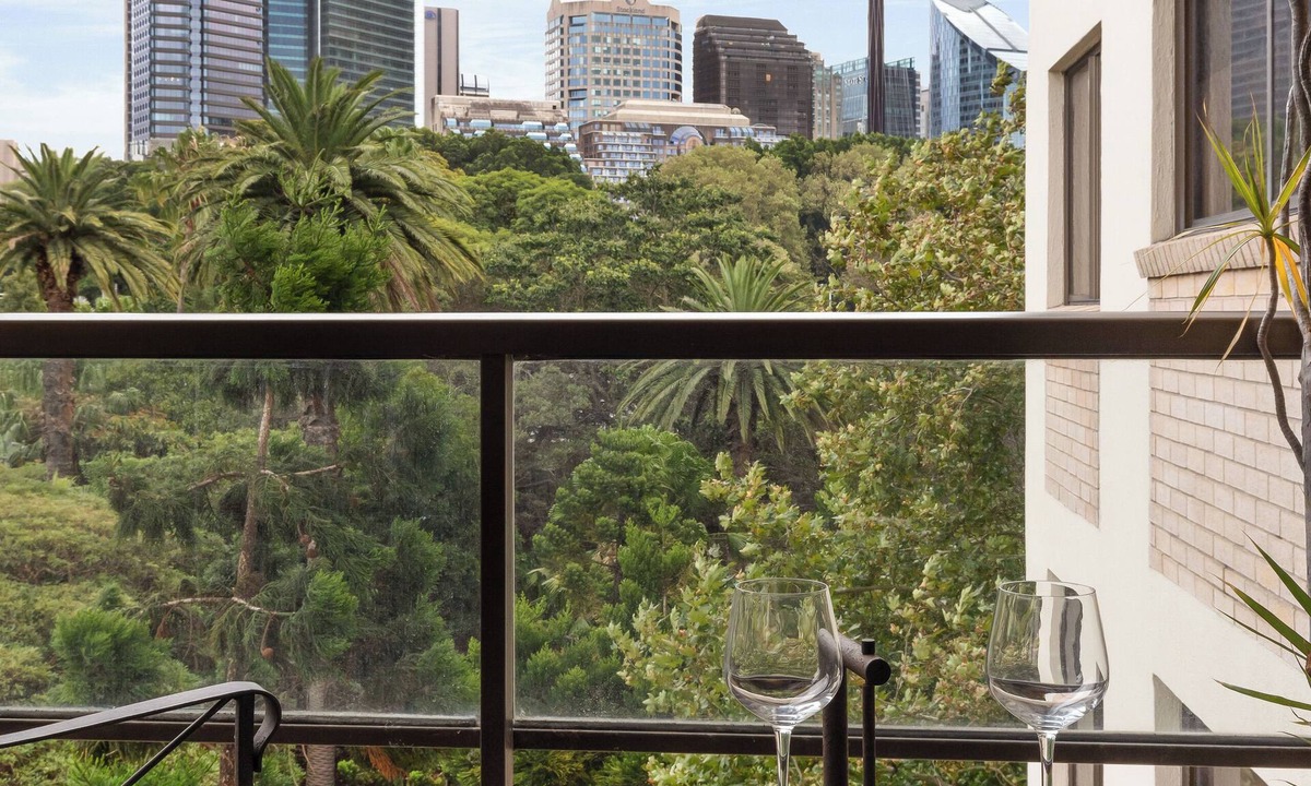 Woolloomooloo Apartment | City Fringe Escape – 2BR Apartment with Pool, Parking & Hyde Park Views