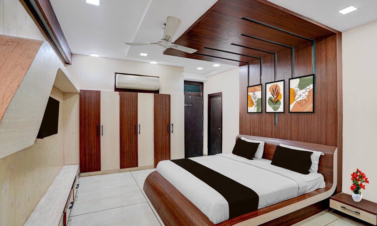 Aliganj House | Classic Rainbow Gold Inn