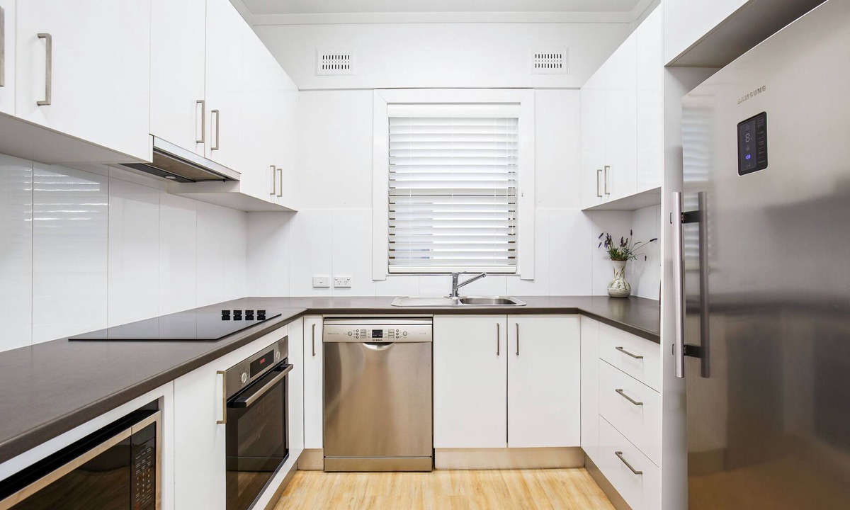 Waratah West House | Clean and stylish 3-bedroom art deco home in wide, tree-lined street