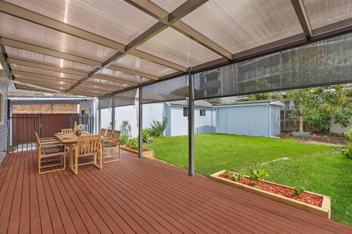 The Entrance House | Coastal Family Retreat, Walk to Beach & Lake
