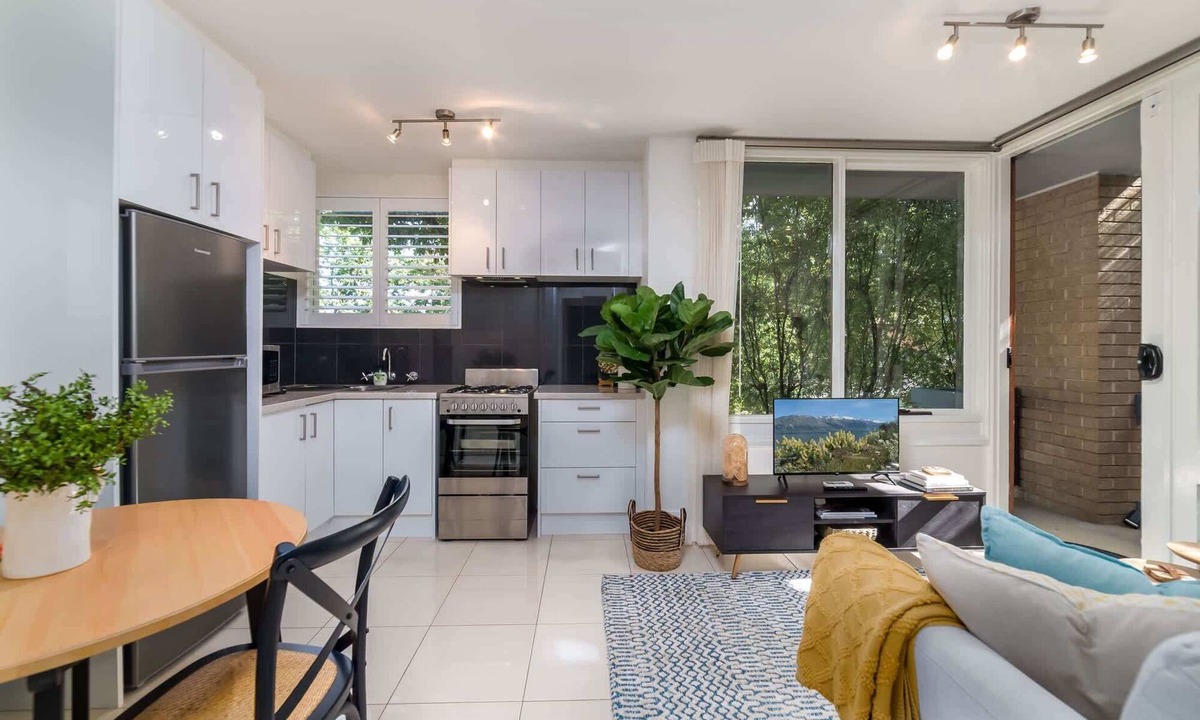 Watson Apartment | Cosy and Convenient Leafy Apartment