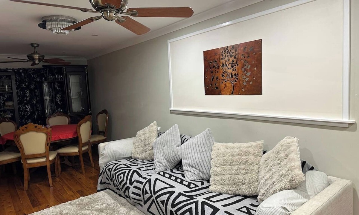 Kingswood House | Cosy & Pvt 1 Bedroom Studio with own backyard.