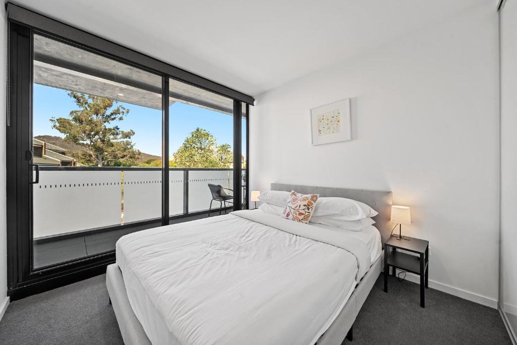 Reid Apartment | Cosy Unit with Secure Parking and Garden Access