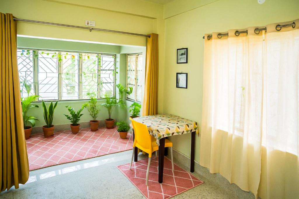 Tollygunge House | couple friendly room with balcony, kitchen private bath