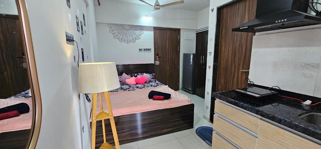 Pune Apartment | Cozy Studio - IT Hubs - Airport - Self Check-in - Riverview