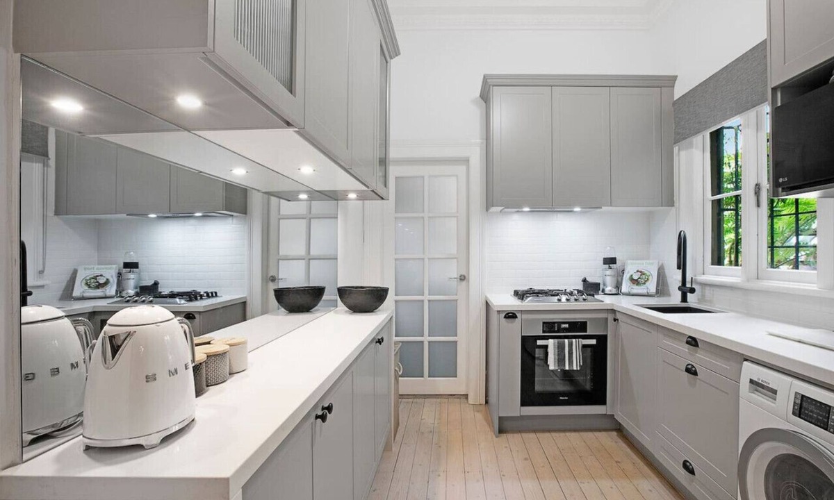 Stanmore Apartment | Cozy Victorian Garden Apartment with Fireplace