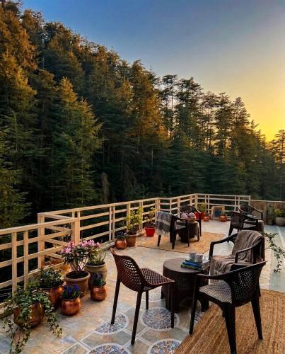 Baldeyan House | Decent Stays BnB in NEW SIMLA - 3BHK apartments - PRIVATE PARKING - BALCONY VIEW