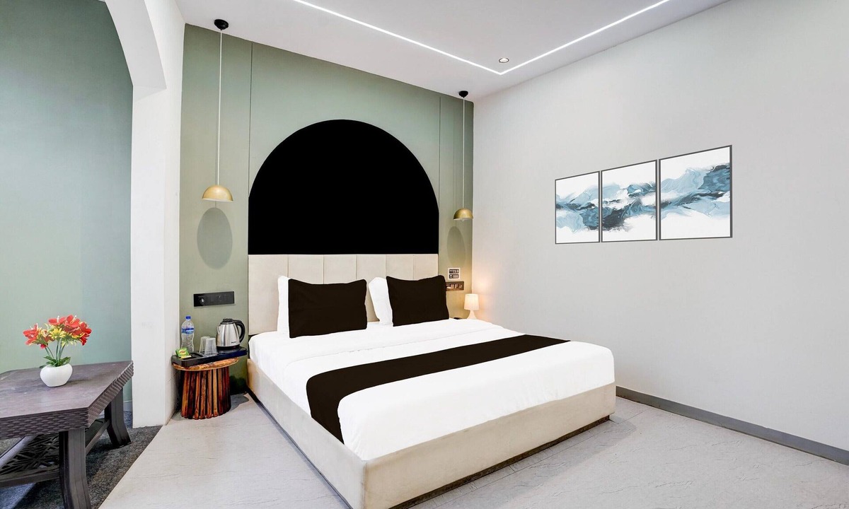 Surat House | Deluxe Room Adajan Sky Palace