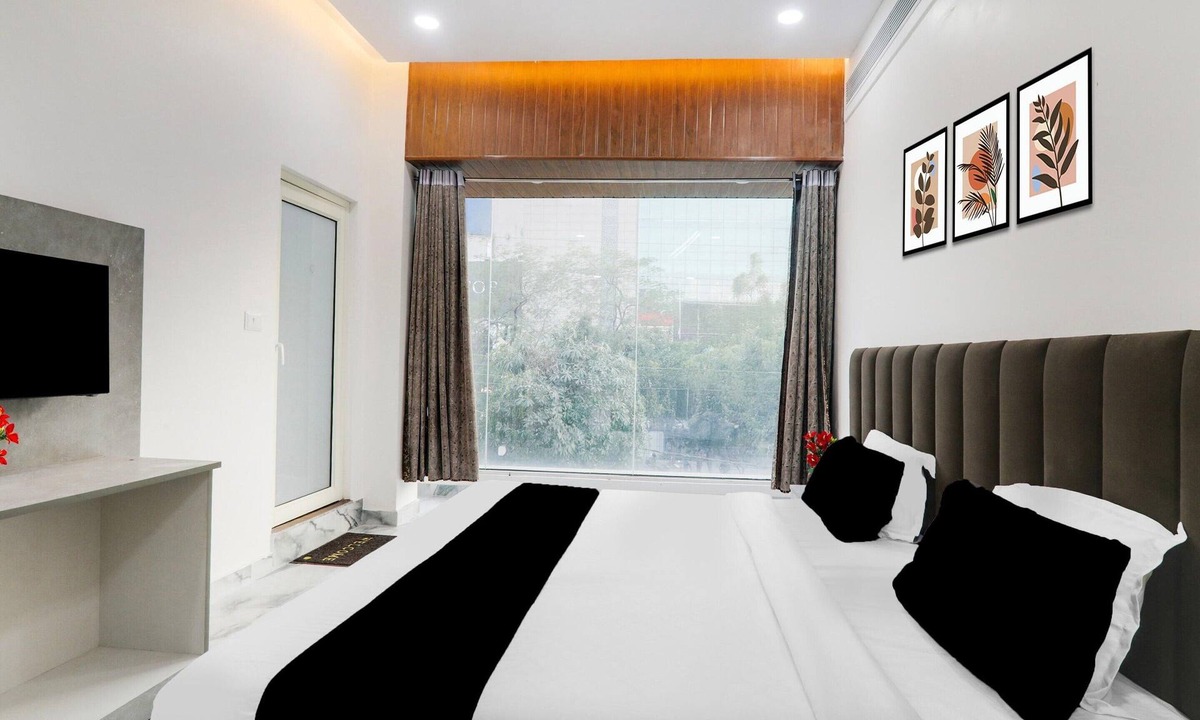 Lucknow House | Deluxe With Twin Bed JR inn