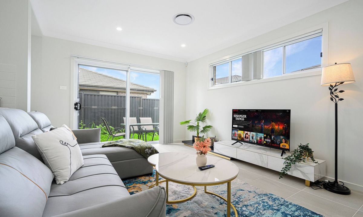 Denham Court House | Denham Court 4Br with Central AC & WiFi near Coles