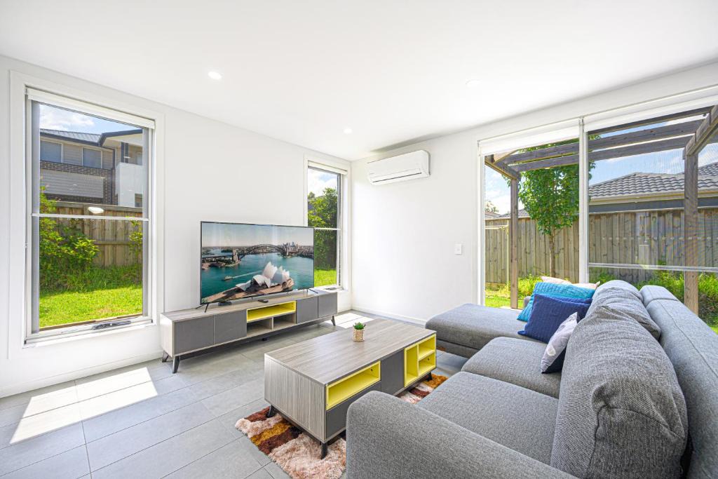 Denham Court House | Denham Court Adorable 4Br house with Wifi &Parking