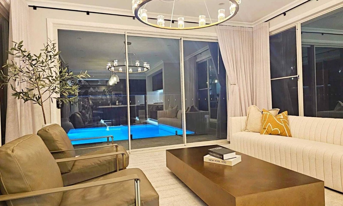 Gledswood Hills House | Designer Hampton style house with + Pool 8 guests