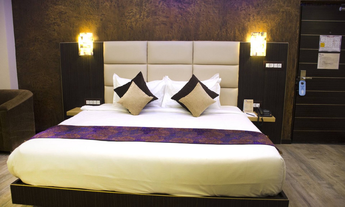 Madanpur Hotel | Dolphin Chocolate Inn