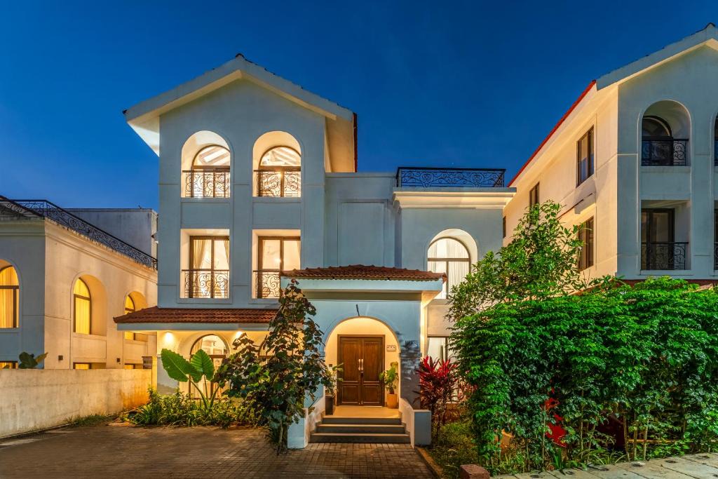Siolim Villa | ELIVAAS Signature Casa Del Mundo With Pvt Pool, Bar, Lift & Scenic Hill Vistas