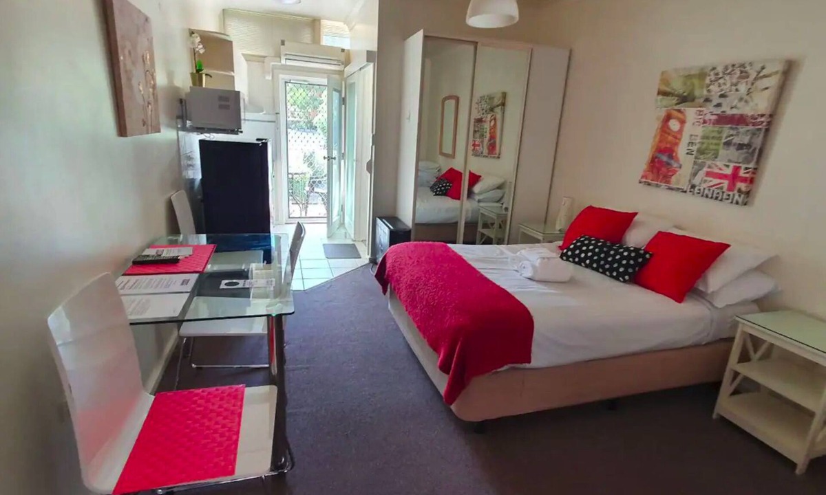 Griffith Apartment | Entire 1 bedroom fully furnished unit in the center of Canberra. Free parking