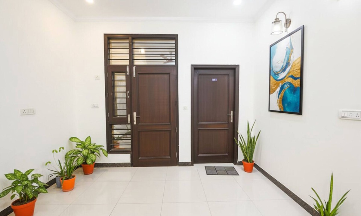 Gurugram Hotel | FabHotel Golf Luxury - 10 Min From Sector 42-43 Rapid Metro Station