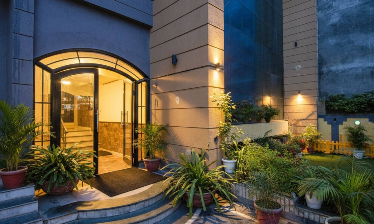 DLF Phase 3 Hotel | Fabhotel Singh Suite