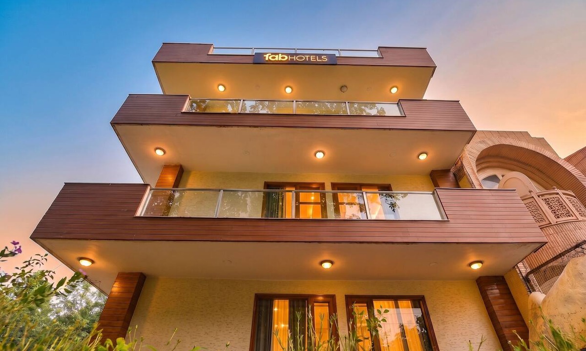 DLF City Hotel | FabHotel The Lalit Vibes - Nr. DLF Phase 2 & MG Road Metro