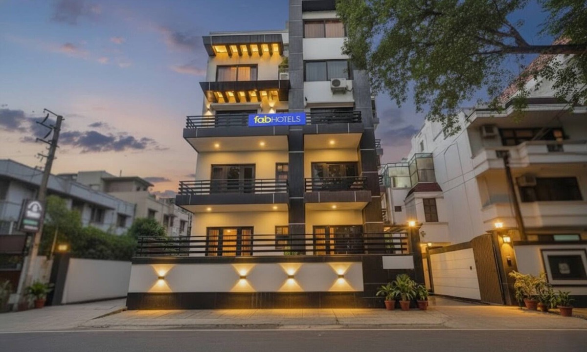 Sector 40 Hotel | Fabhotel X Green Tree