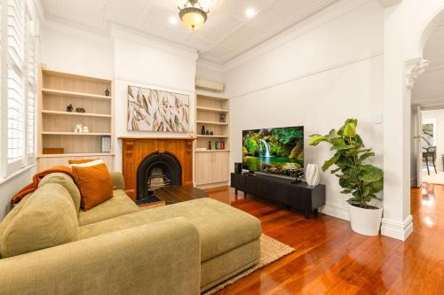 Woollahra Apartment | Family Friendly Woollahra Terrace with Parking