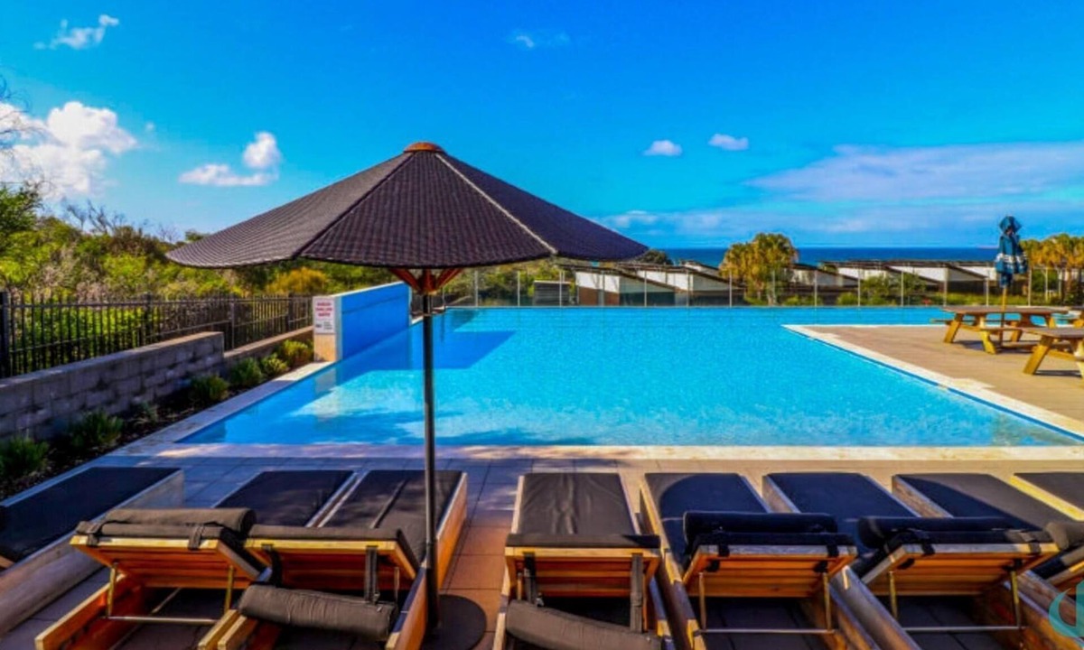 Caves Beach House | Finns - perfect location - access to resort pool and beach
