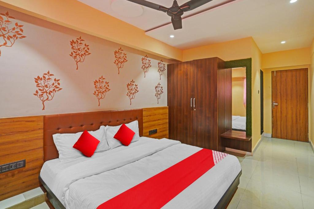 Udhna Hotel | Flagship Hotel Happy Stay