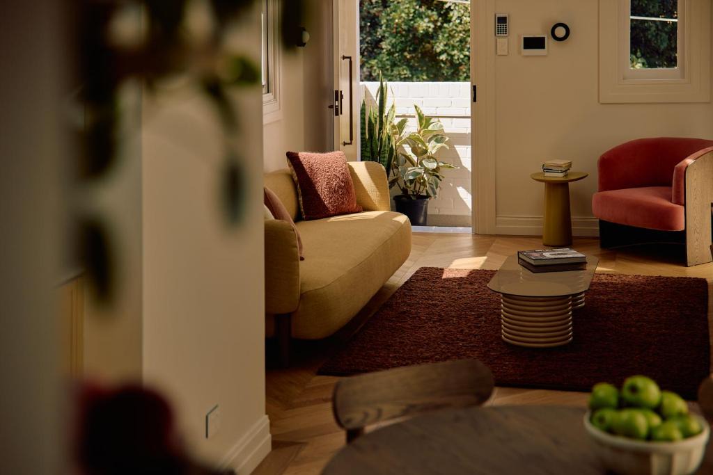 Newtown Apartment | Flora Suite